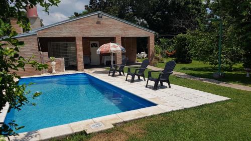 Bazén v ubytování Cabañas EL PATO Coronda Santa fe nebo v jeho okolí