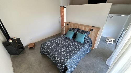 an overhead view of a bedroom with a bed with blue pillows at Casa Pit - Casa en chapa con pileta Barrio Privado 6PX I Hola Sur in Mar del Plata
