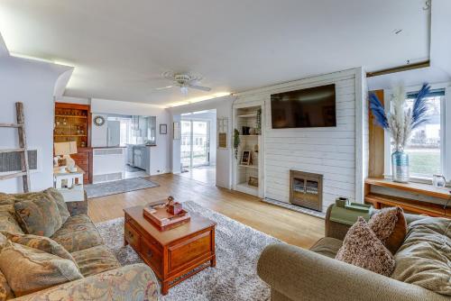 Una sala de estar con un sofá y un televisor. en Quiet Manistee Home with Patio Less Than 1 Mi to Beaches!, en Manistee