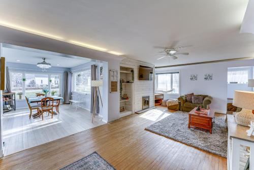 Zona de estar de Quiet Manistee Home with Patio Less Than 1 Mi to Beaches!