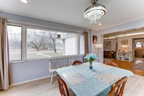 Zona de estar de Quiet Manistee Home with Patio Less Than 1 Mi to Beaches!