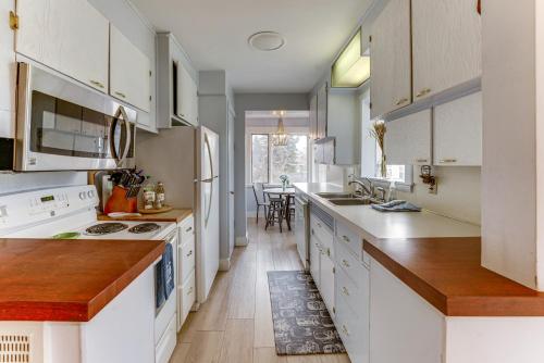 Una cocina o zona de cocina en Quiet Manistee Home with Patio Less Than 1 Mi to Beaches!