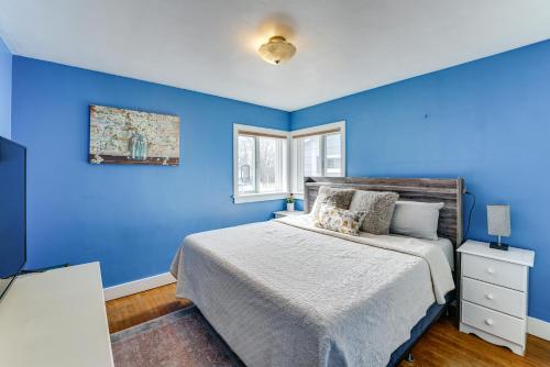 Cama o camas de una habitación en Quiet Manistee Home with Patio Less Than 1 Mi to Beaches!