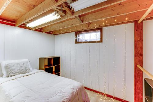 Cama o camas de una habitación en Quiet Manistee Home with Patio Less Than 1 Mi to Beaches!