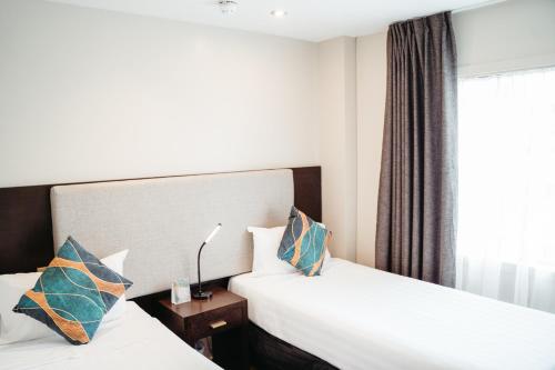 Ένα ή περισσότερα κρεβάτια σε δωμάτιο στο Auckland City Hotel - Hobson St