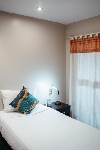 Ένα ή περισσότερα κρεβάτια σε δωμάτιο στο Auckland City Hotel - Hobson St