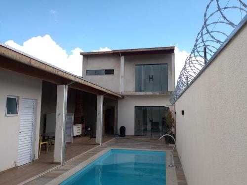 una casa con piscina frente a ella en Espaço Cris, en Pindamonhangaba