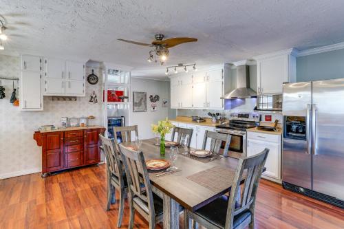 Φωτογραφία από το άλμπουμ του Lakefront Highland Home with Private Fishing Dock! σε Hardy