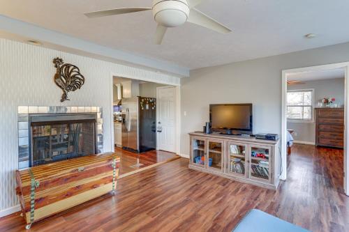 Φωτογραφία από το άλμπουμ του Lakefront Highland Home with Private Fishing Dock! σε Hardy