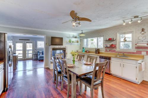 Φωτογραφία από το άλμπουμ του Lakefront Highland Home with Private Fishing Dock! σε Hardy