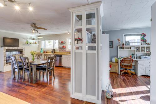 Φωτογραφία από το άλμπουμ του Lakefront Highland Home with Private Fishing Dock! σε Hardy