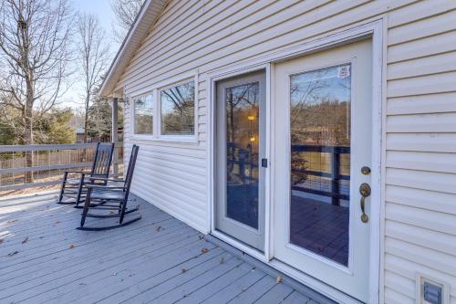 Φωτογραφία από το άλμπουμ του Lakefront Highland Home with Private Fishing Dock! σε Hardy