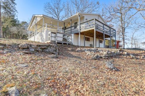 Φωτογραφία από το άλμπουμ του Lakefront Highland Home with Private Fishing Dock! σε Hardy