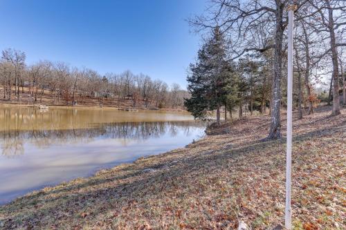 Φωτογραφία από το άλμπουμ του Lakefront Highland Home with Private Fishing Dock! σε Hardy