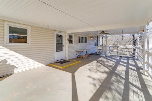 Φωτογραφία από το άλμπουμ του Lakefront Highland Home with Private Fishing Dock! σε Hardy