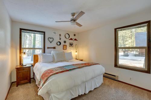 1 dormitorio con 1 cama grande y 2 ventanas en McCall Vacation Rental about 1 Mi to Payette Lake!, en McCall