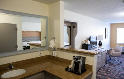 Holiday Inn Redding, an IHG Hotel في ريدينغ: حمام مع حوض ومرآة