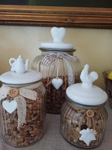 two glass jars with hearts and a mirror at B&B Casa Tua in Venafro