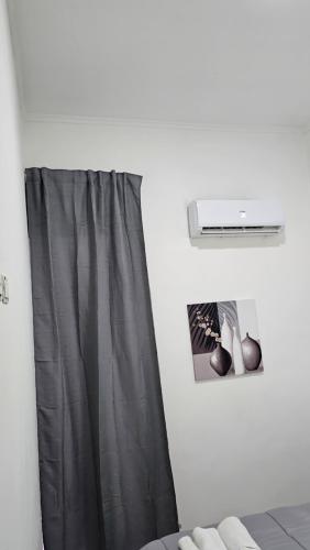 uma casa de banho com uma cortina de chuveiro preta e uma imagem em HOTEL CRISARI em Nápoles