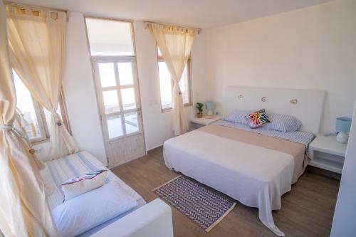 Un pat sau paturi într-o cameră la Casa Azul Departamentos frente al mar