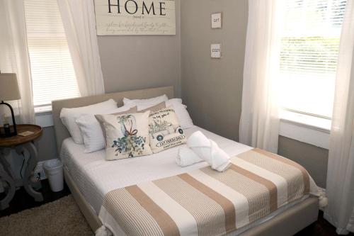 Habitación pequeña con cama con almohadas en Atl Layover #2 - So Fresh And So Clean en Atlanta