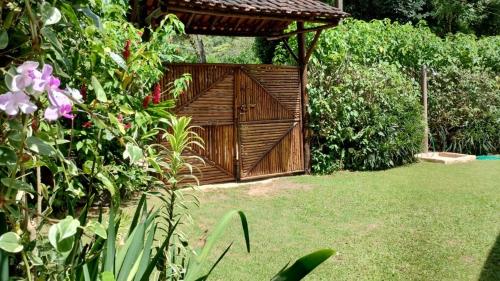 Κήπος έξω από το Lar do tio Roco em paraty