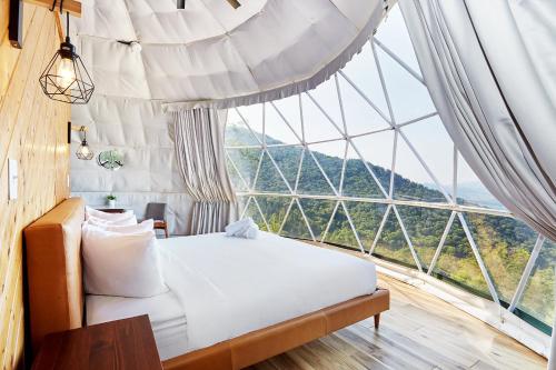 Katil atau katil-katil dalam bilik di The Glamping Collective