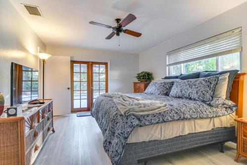 - une chambre avec un lit et un ventilateur de plafond dans l'établissement Clearwater Oasis with Pool Less Than 10 Mi to Sunny Beaches, à Clearwater