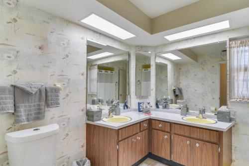 een badkamer met 2 wastafels en een grote spiegel bij Clearwater Oasis with Pool Less Than 10 Mi to Sunny Beaches in Clearwater