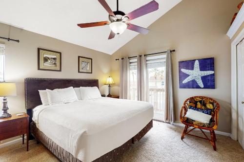 ポート・アランサスにあるSea La Vieのベッドと天井扇風機のある寝室