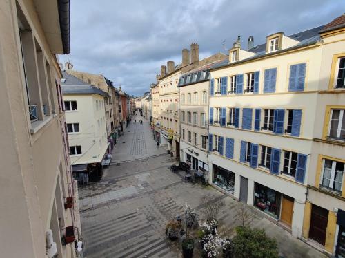 una calle vacía en una ciudad con edificios en Ville de Coeur, en Thionville
