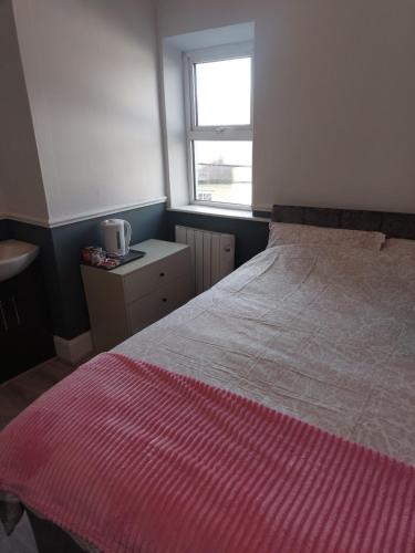 Uma cama ou camas num quarto em The corner house Longford town