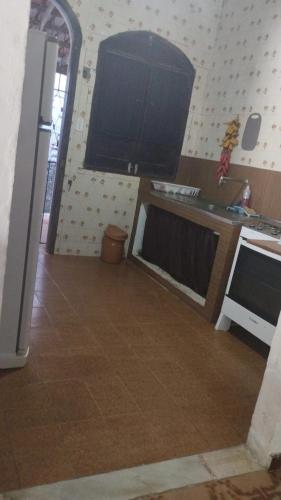 a kitchen with a sink and a counter top at Casa de Praia - Alcobaça-BA - em frente ao Condomínio Gaivotas in Alcobaça