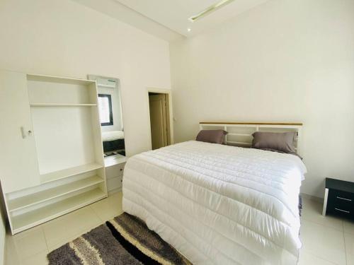 Voodi või voodid majutusasutuse Modern One Bedroom Apartment toas
