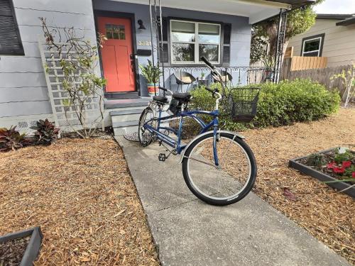 uma bicicleta azul estacionada em frente a uma casa em Urban Get-A-Way in Historic St Pete EAT SHOP PLAY em St. Petersburg