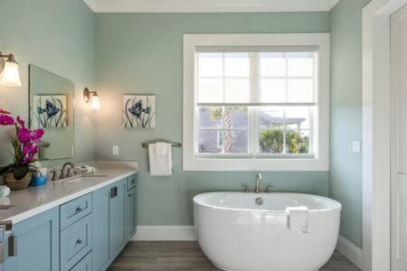 史塔克島的住宿－Classic Elegance by Brightwild-Dock &Home w Pool，一间带大型白色浴缸和窗户的浴室