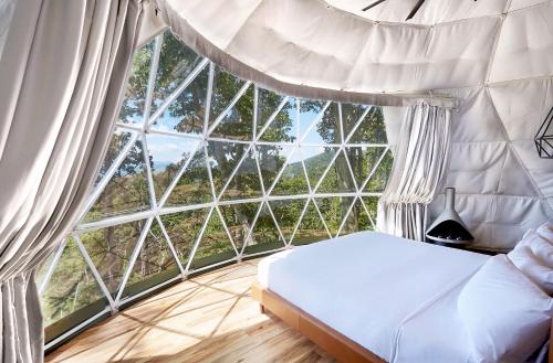 Katil atau katil-katil dalam bilik di The Glamping Collective