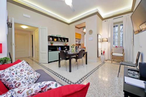 CASA GIULIANA - 2 baths, 3 bdr with 9 sleeps, bed-free living room with 2 sofas, efficient kitchen - Family friendly - ancient 2nd floor elevator mansion - 600 meters from Vatican & Ottaviano metro - Secure, quiet, wealthy, accessible "P r a t i" district