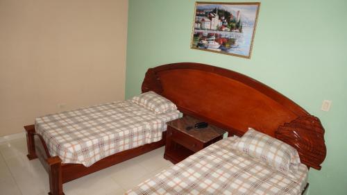a living room with two beds and a table at Residencial El Amanecer in Panama City