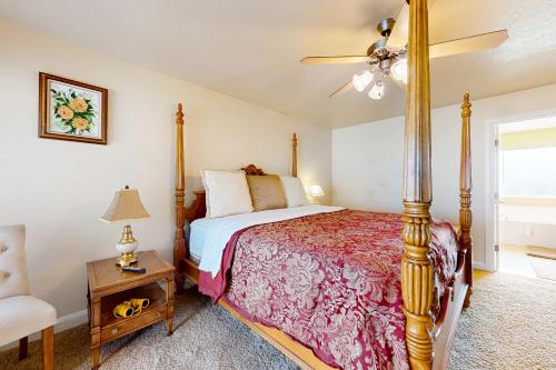 um quarto com uma cama e uma ventoinha de tecto em Cedar City Sanctuary em Cedar City