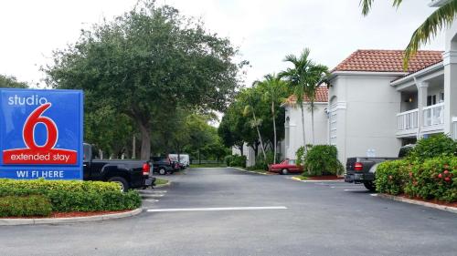 ウェストパームビーチにあるStudio 6-West Palm Beach, FLの建物の前の駐車場にある看板