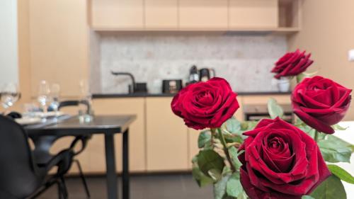 a group of red roses in a kitchen at Mountain Love in Saint-Claude