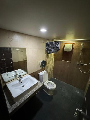 Ένα μπάνιο στο MrMac's Place