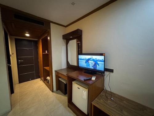Μια τηλεόραση ή/και κέντρο ψυχαγωγίας στο MrMac's Place
