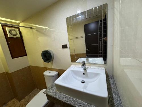 Ένα μπάνιο στο MrMac's Place