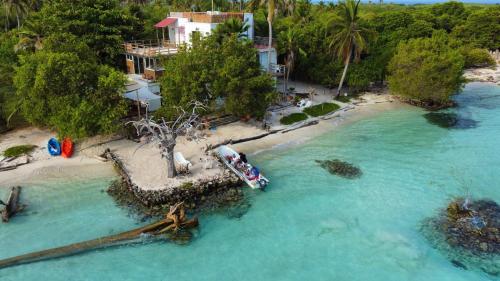 an aerial view of a boat in the water on a beach at Casa Tinti in Tintipan Island