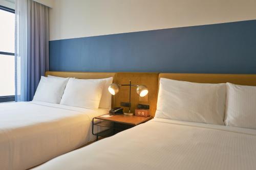two beds sitting next to each other in a room at Hotel Julian in San Francisco
