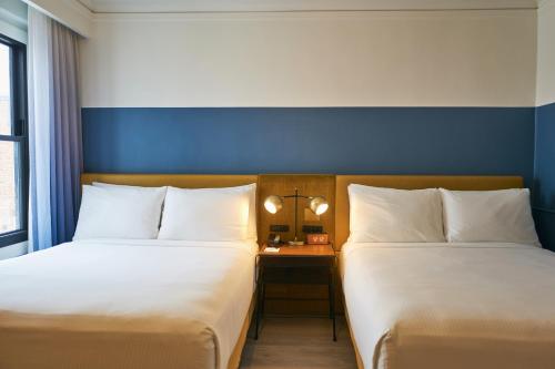 two beds sitting next to each other in a room at Hotel Julian in San Francisco