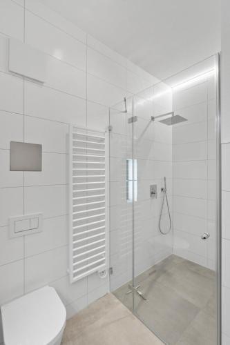 a white bathroom with a shower and a toilet at Premium 24h SmartApart Modern mit Smarthome zentral-Welcome drink inkl in Tettnang