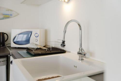 Il comprend une cuisine équipée d'un évier, d'un robinet et d'un grille-pain. dans l'établissement Super T2 Climatisé avec Balcon à pied plage Catalan, à Marseille